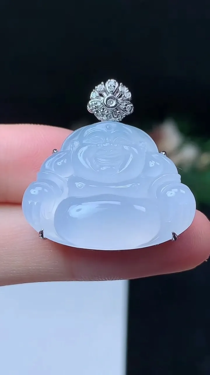 天然A货翡翠白冰佛公吊坠，尺寸20.8-27.7-7.2，重量:7.60g
10月18日