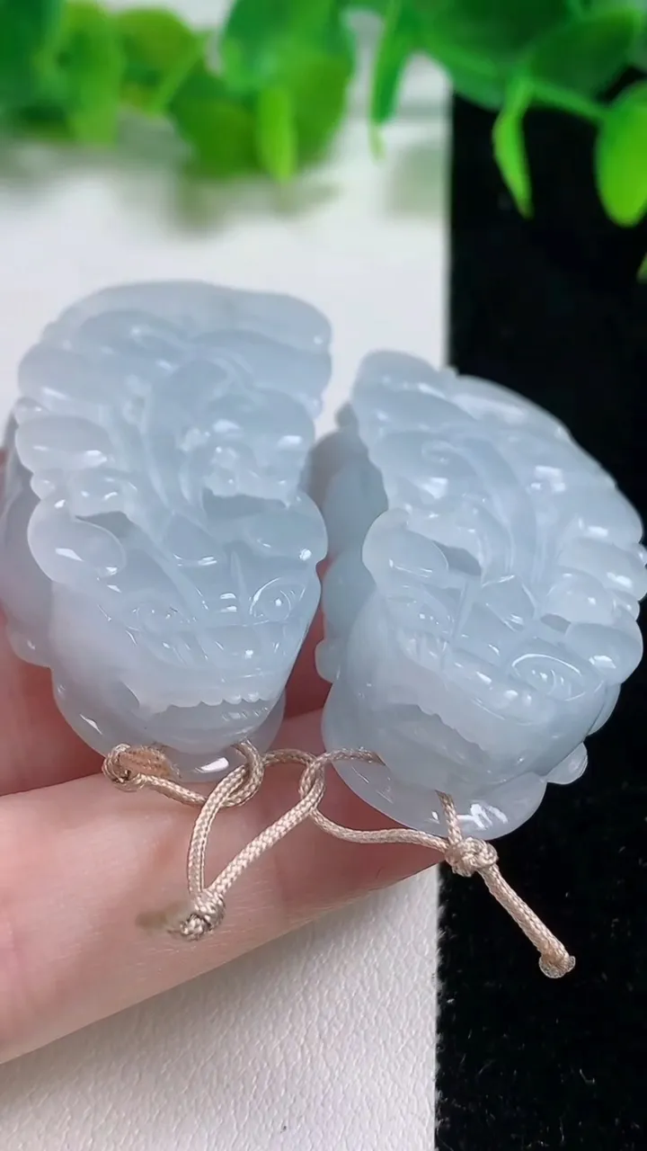 天然A货翡翠紫罗兰貔貅吊坠一对，尺寸44.3-23.5-12.7，重量:60.65g
10月18日