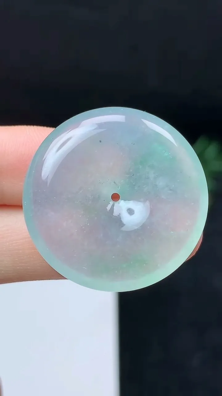 天然A货翡翠平安扣吊坠，尺寸29.5-5.7，重量:10.20g
10月18日