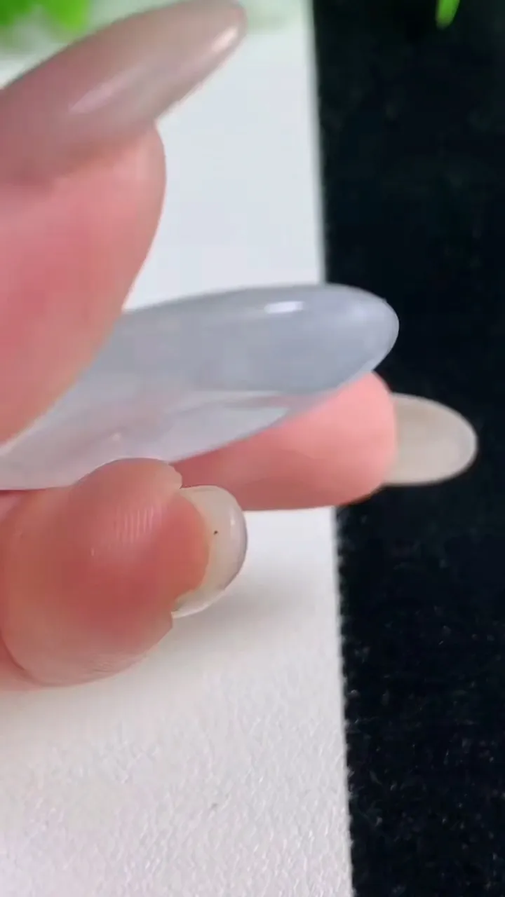 天然A货翡翠平安扣吊坠，尺寸32.3-6.2，重量:13.27g
10月18日
