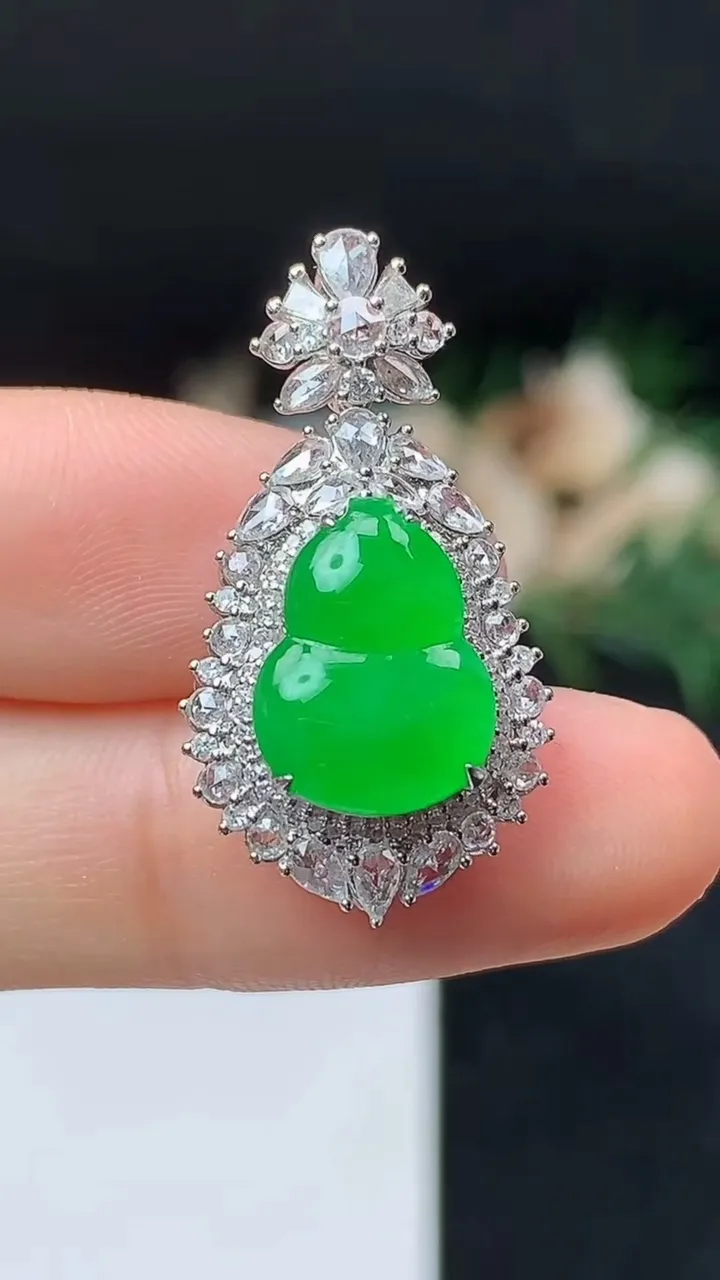 天然A货翡翠葫芦吊坠，尺寸28.2-15.3-10.6，裸石12.7-9.6，重量:4.00g
10