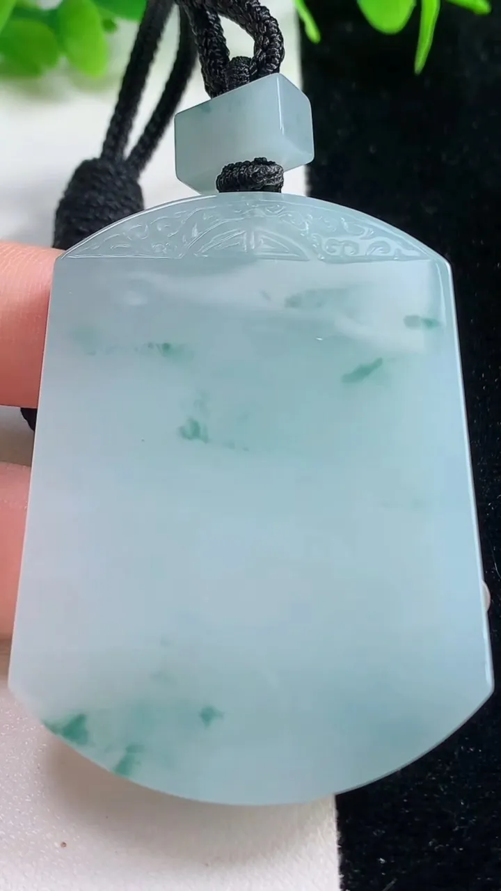 天然A货翡翠种飘花无事牌吊坠，尺寸54.4-40.7-6.5，重量:44.29g
10月18日