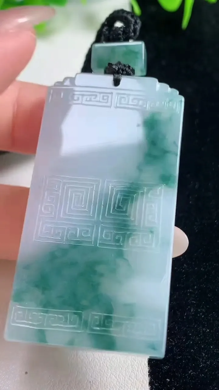 天然A货翡翠冰种飘花仿古无事牌吊坠，尺寸56.8-28.7-6.5，重量:36.14g
10月18日
