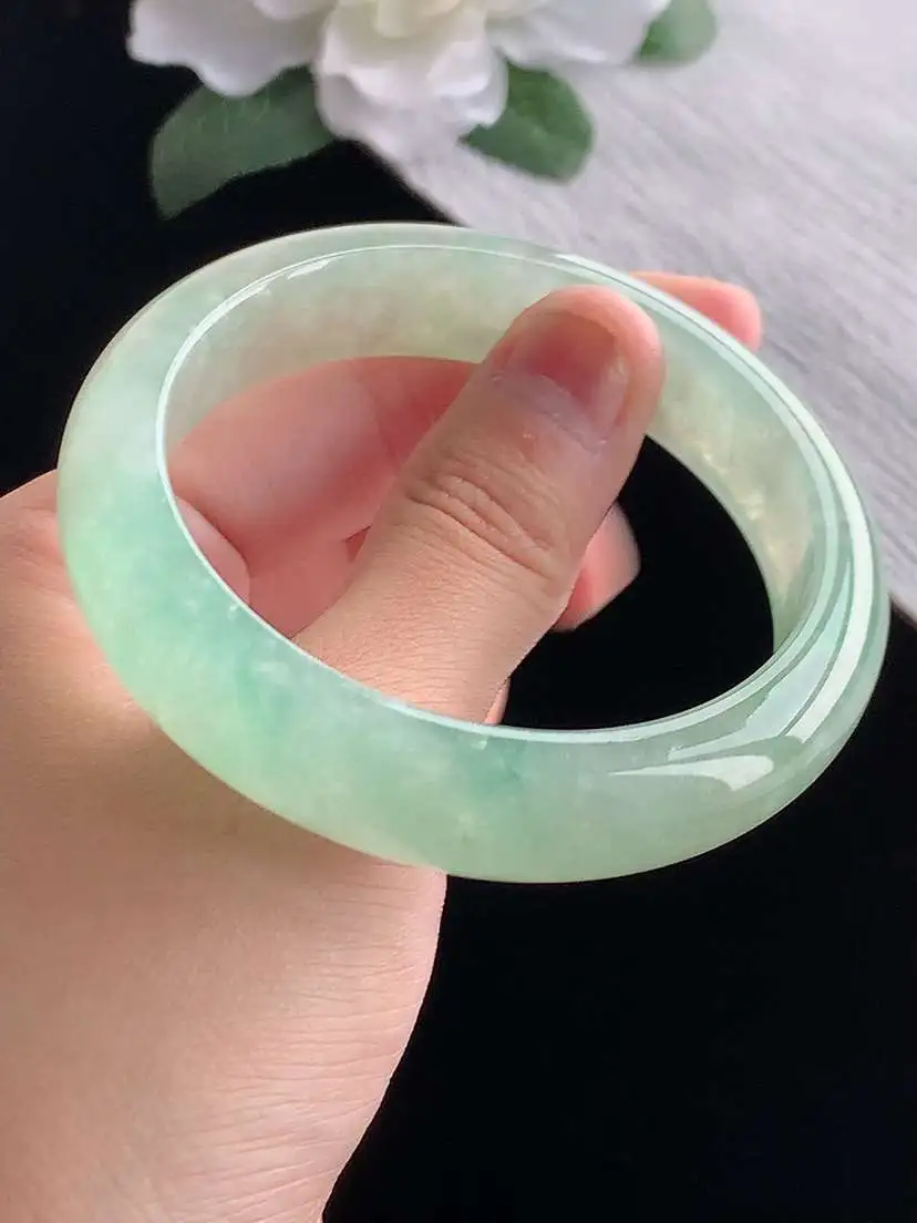 a货翡翠老坑冰种飘绿晴绿正装正圈手镯56-57圈口，尺寸56×13.3×8mm 重量61.06g 1017
