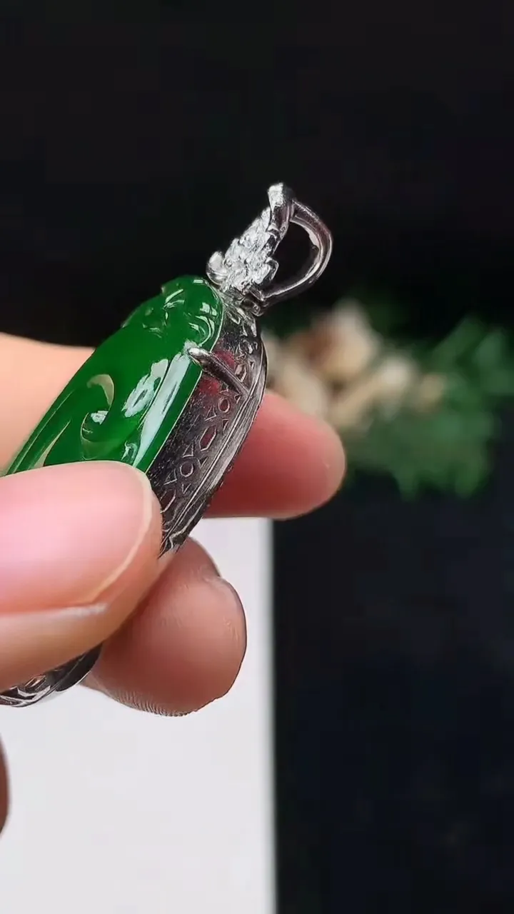 天然A货翡翠如意吊坠，尺寸35.6-24.2-10.5，重量:13.34g
10月18日