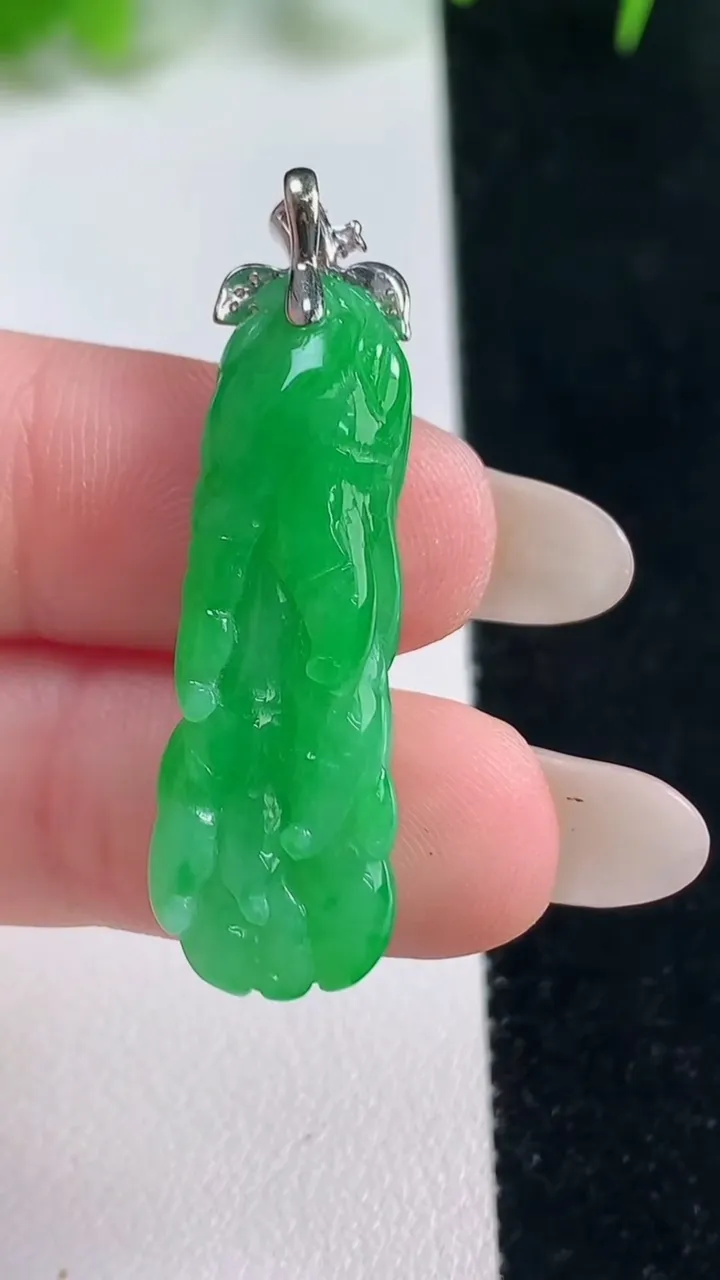 天然A货翡翠白菜吊坠，尺寸33-10-5，重量:4.21g
10月18日