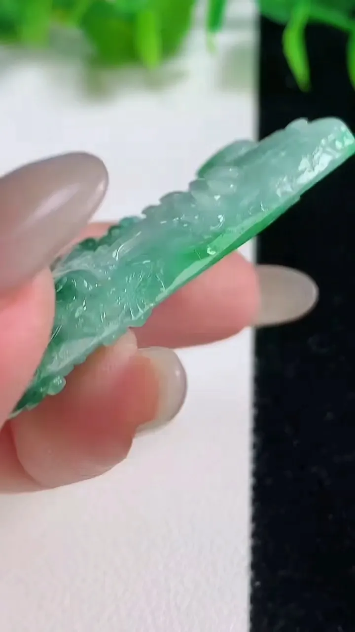 天然A货翡翠山水牌吊坠，尺寸50.3-27.5-7.7，重量:22.65g
10月18日