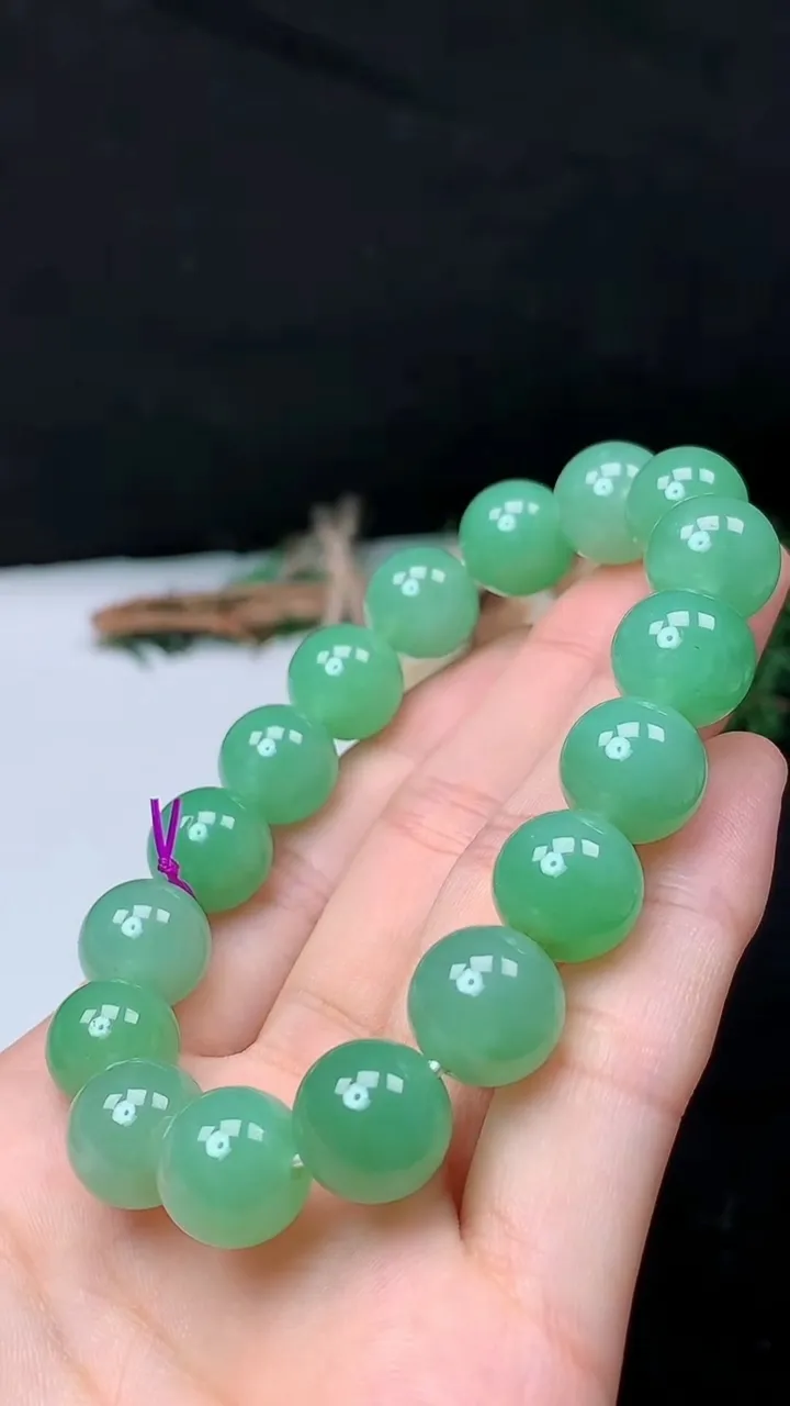 天然A货翡翠圆珠手串，尺寸11.8-17颗，重量:47.27g10月18日
工厂直销收藏佳品,种好水足，色泽均匀，有种有色，上手高大气！