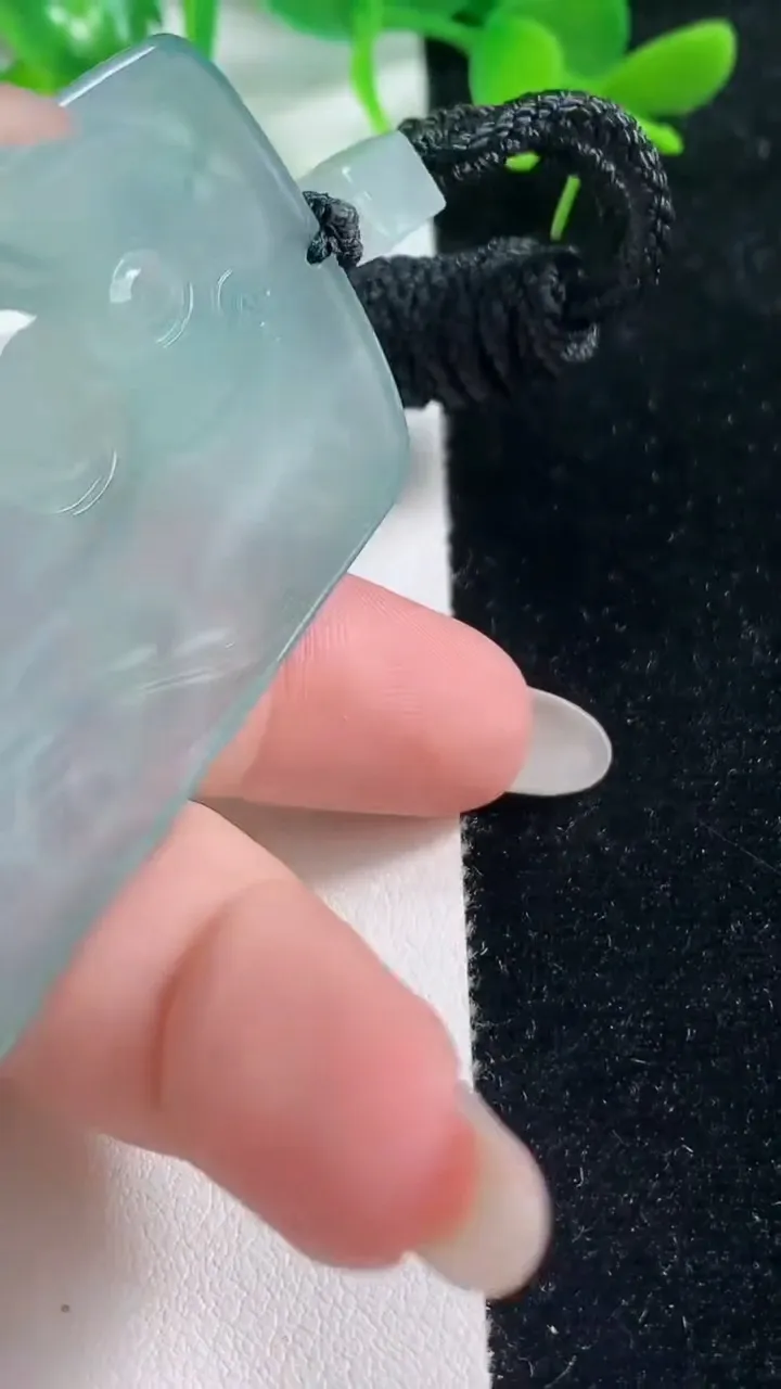 天然A货翡翠文殊菩萨吊坠，尺寸66.3-41.5-5.6，重量:38.38g
10月18日