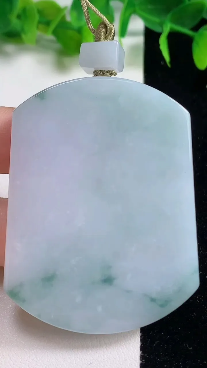 天然A货翡翠飘花无事牌吊坠，尺寸5692-42.6-7，重量:46.58g
10月18日