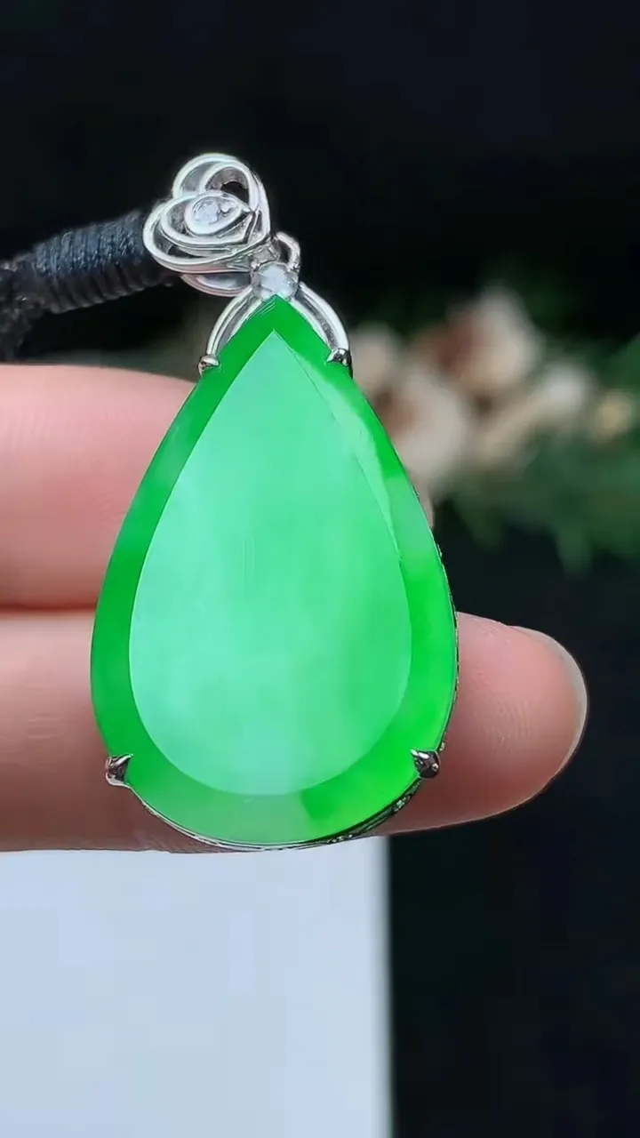 天然A货翡翠水滴吊坠，尺寸29.7-18.8-6，重量:8.05g
10月18日