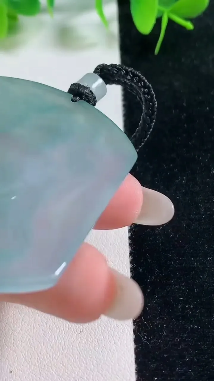 天然A货翡翠大势至观音菩萨吊坠，尺寸54.2-43.7-5.5，重量:33.33g
10月18日