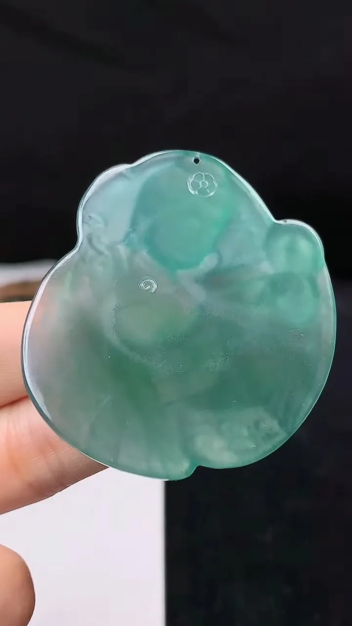 天然A货翡翠蓝水一念之间吊坠，尺寸52.8-45.4-5.4，重量:26.02g
10月18日