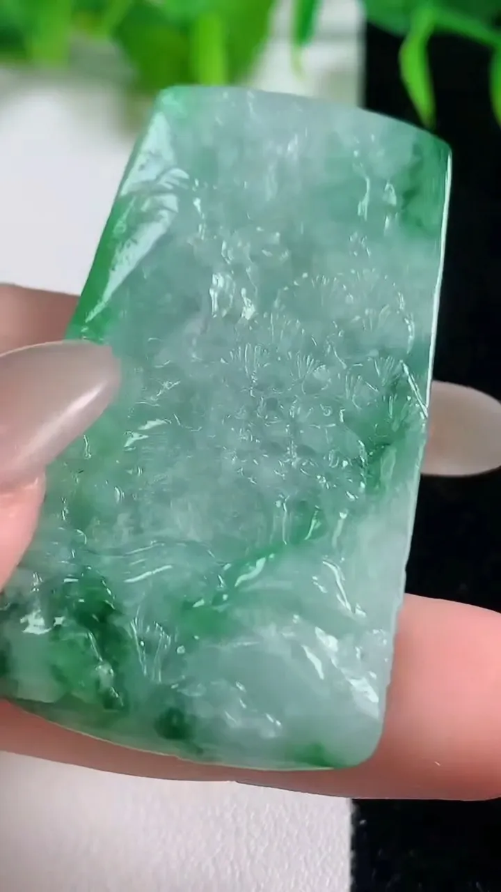 天然A货翡翠山水牌吊坠，尺寸50.3-27.5-7.7，重量:22.65g
10月18日