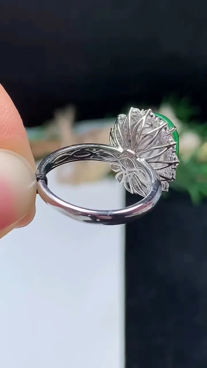 天然A货翡翠蛋面戒指，尺寸16.8-12.2-9.3，重量:4.56g2025年10月18日
工厂直销收藏佳品,种好水足，色泽均匀，有种有色，上手高大气！