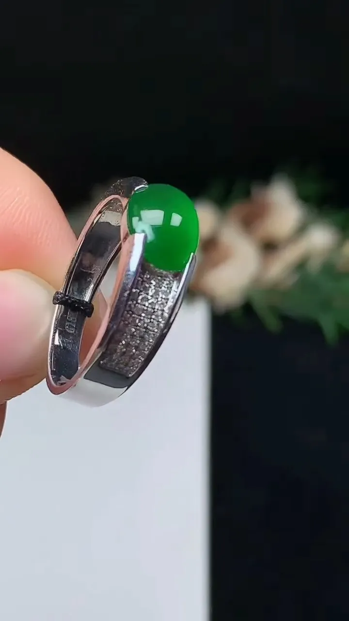 天然A货翡翠蛋面戒指，尺寸19-9.9-7.5，重量:4.00g2025年10月18日
工厂直销收藏佳品,种好水足，色泽均匀，有种有色，上手高大气！