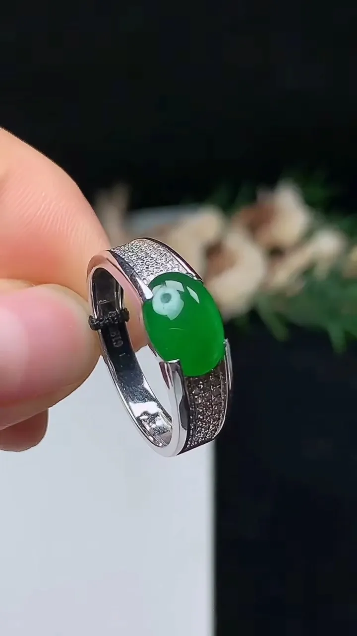 天然A货翡翠蛋面戒指，尺寸19-9.9-7.5，重量:4.00g2025年10月18日
工厂直销收藏佳品,种好水足，色泽均匀，有种有色，上手高大气！