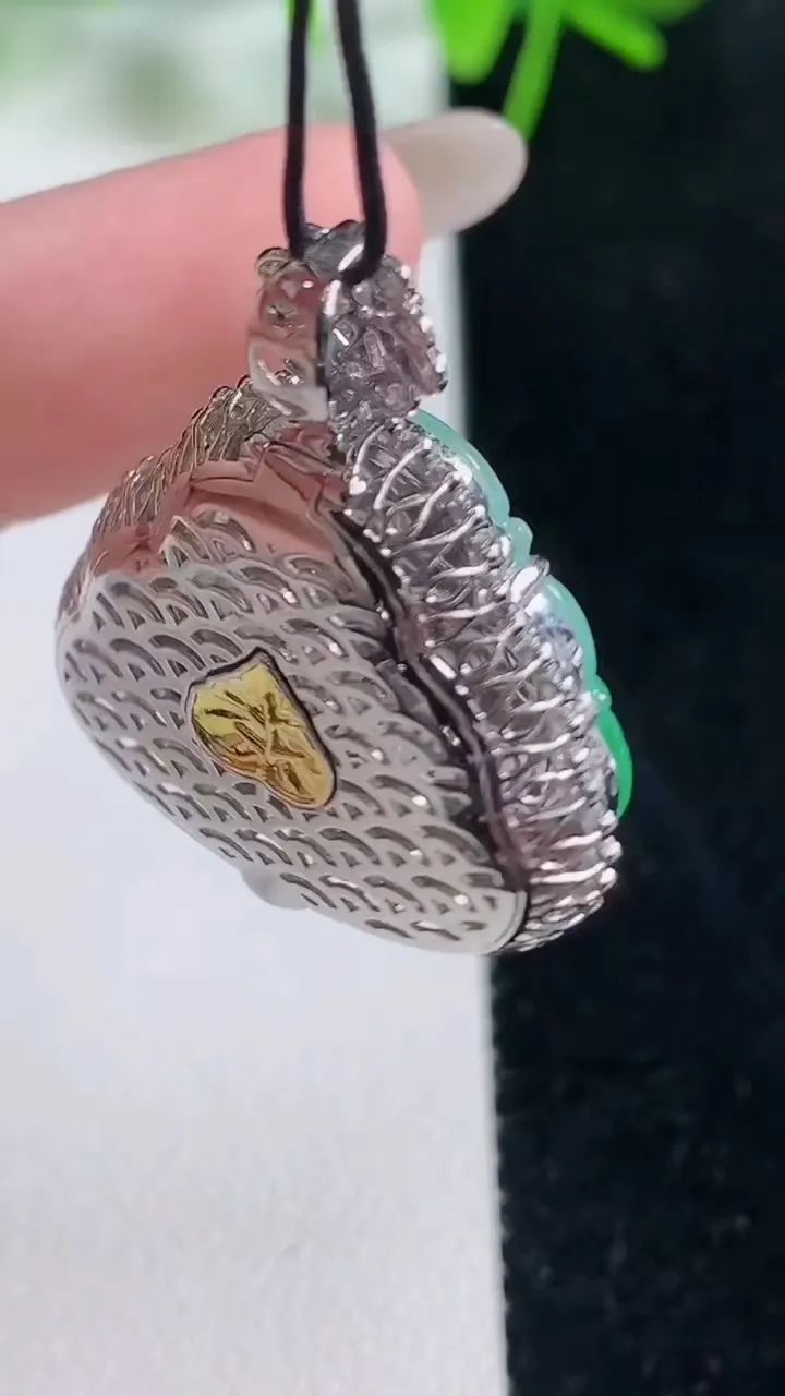 天然A货翡翠佛公吊坠，尺寸31-26-9.8裸石19.8-22.4，重量:7.20g
10月18日