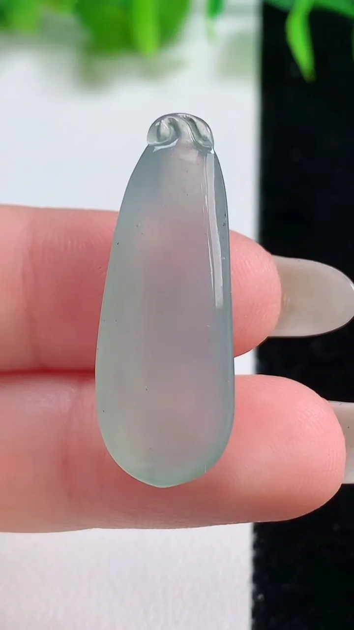 天然A货翡翠福瓜吊坠，尺寸32-12-5，重量:3.47g
10月18日