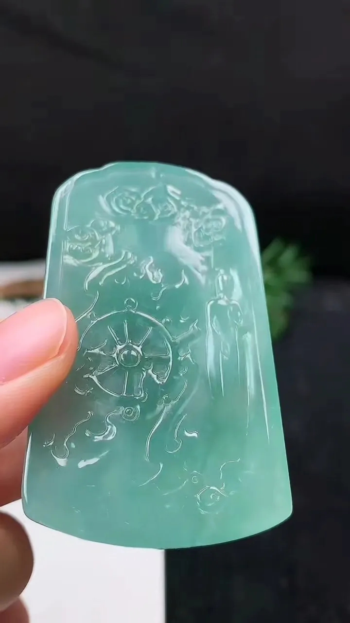 天然A货翡翠蓝水千手观音吊坠，尺寸62-37.6-6.6，重量:32.05g
10月18日