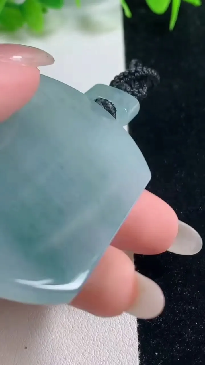 天然A货翡翠冰种飘花仿古无事牌吊坠，尺寸52.2-41.3-6，重量:41.82g
10月18日