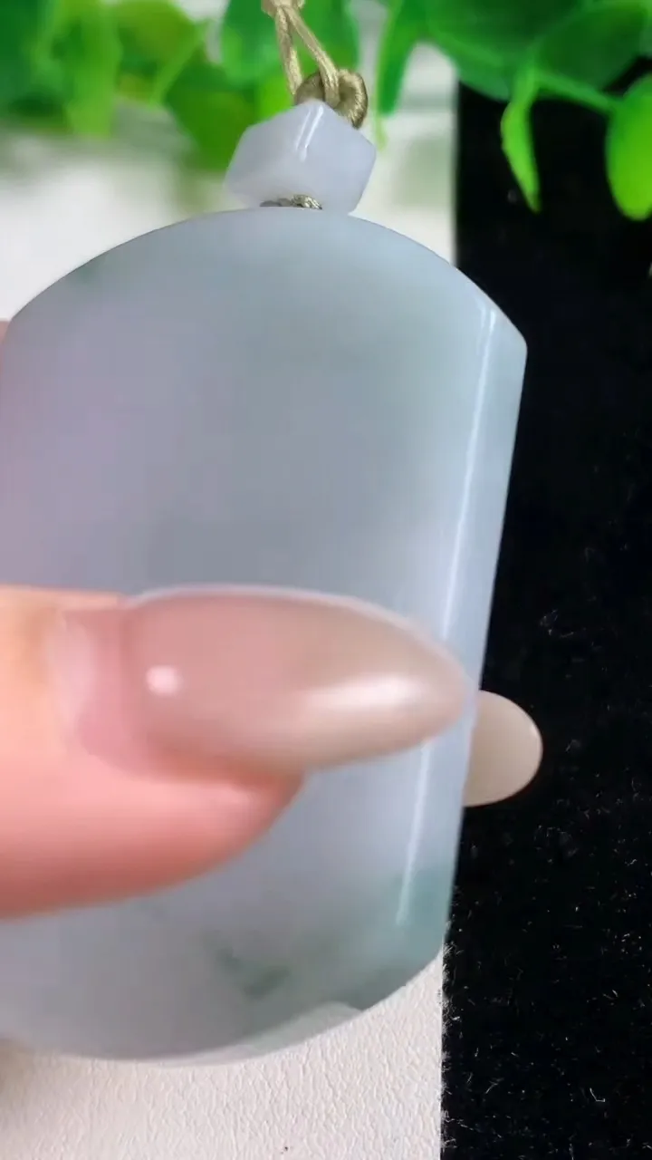 天然A货翡翠飘花无事牌吊坠，尺寸5692-42.6-7，重量:46.58g
10月18日