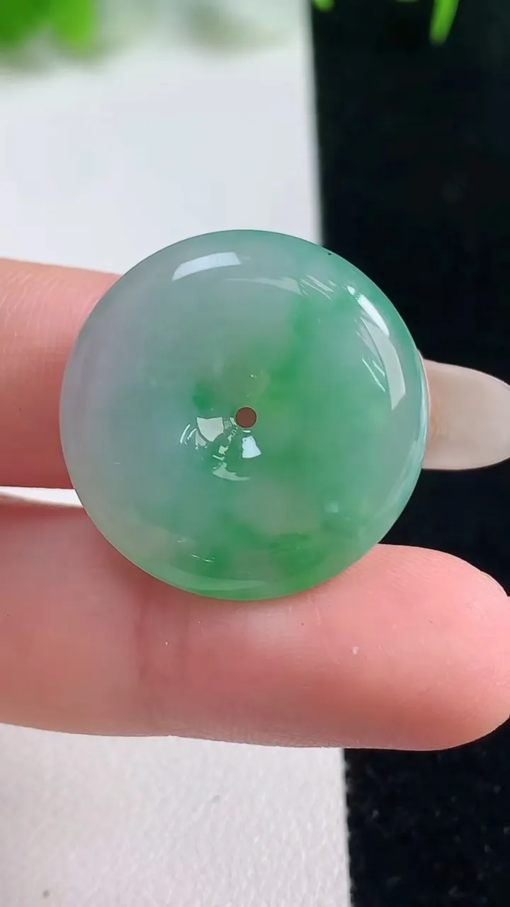 天然A货翡翠平安扣吊坠，尺寸24-5.2，重量:6.37g
10月18日
