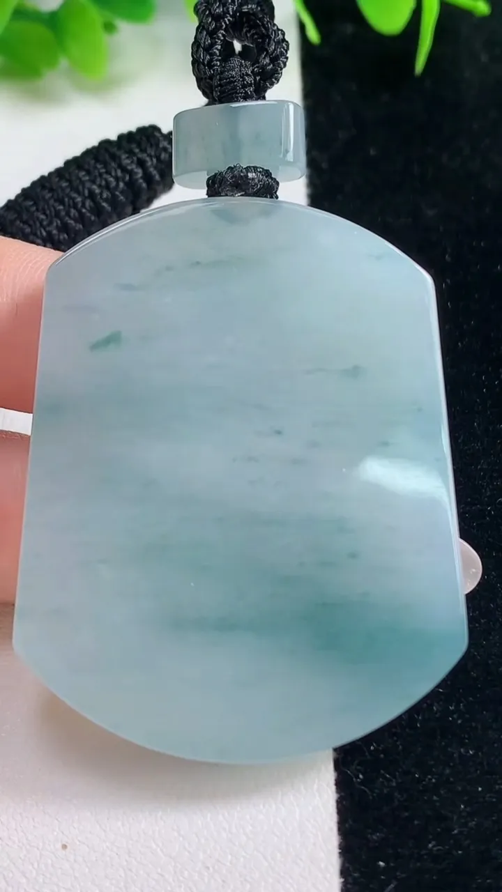 天然A货翡翠冰种飘花仿古无事牌吊坠，尺寸52.2-41.3-6，重量:41.82g
10月18日