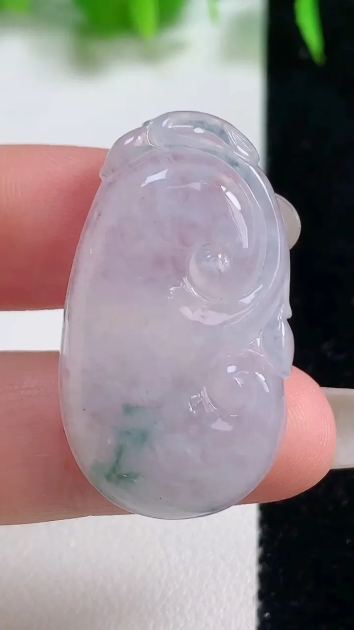 天然A货翡翠冰种飘花如意吊坠，尺寸35.6-20.3-4.6，重量:7.15g
10月18日