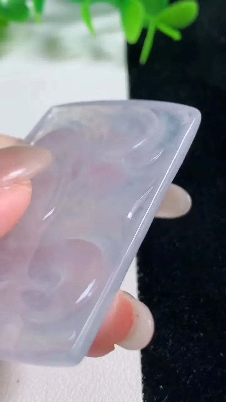 天然A货翡翠种白冰龙牌吊坠，尺寸54.2-38-5，重量:29.68g
10月18日