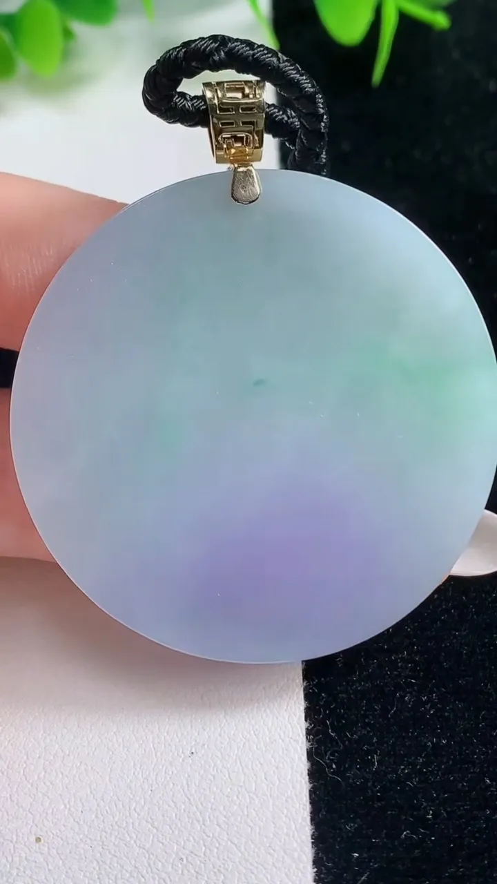 天然A货翡翠种春带彩 紫罗兰无事牌吊坠，尺寸45.8-5.6，重量:33.54g
10月18日