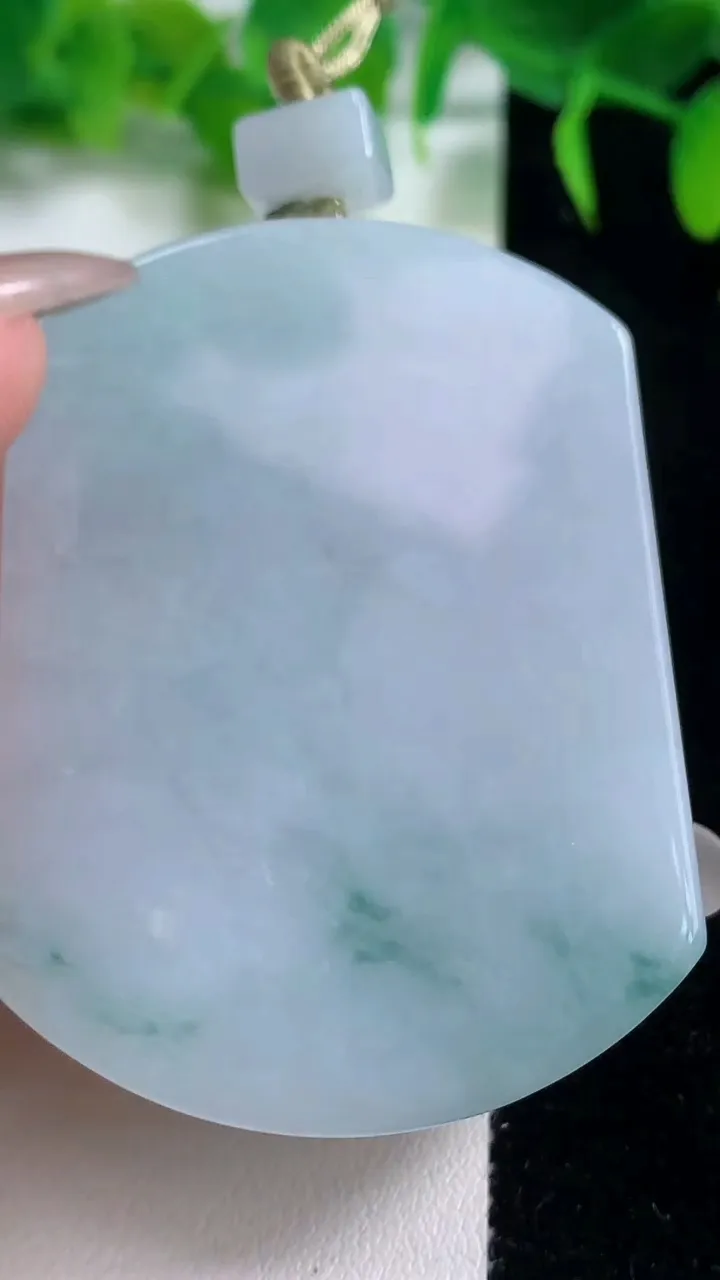 天然A货翡翠飘花无事牌吊坠，尺寸5692-42.6-7，重量:46.58g
10月18日