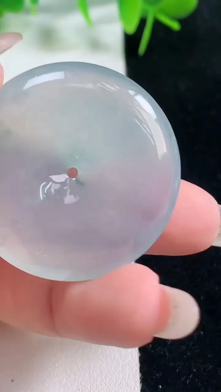天然A货翡翠种飘花平安扣吊坠，尺寸25.8-6，重量:15.81g
10月18日