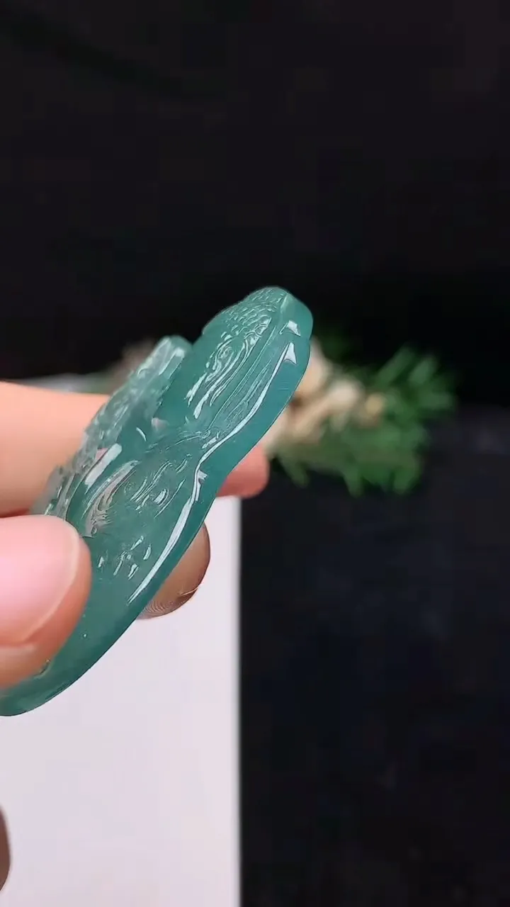 天然A货翡翠蓝水一念之间吊坠，尺寸52.8-45.4-5.4，重量:26.02g
10月18日
