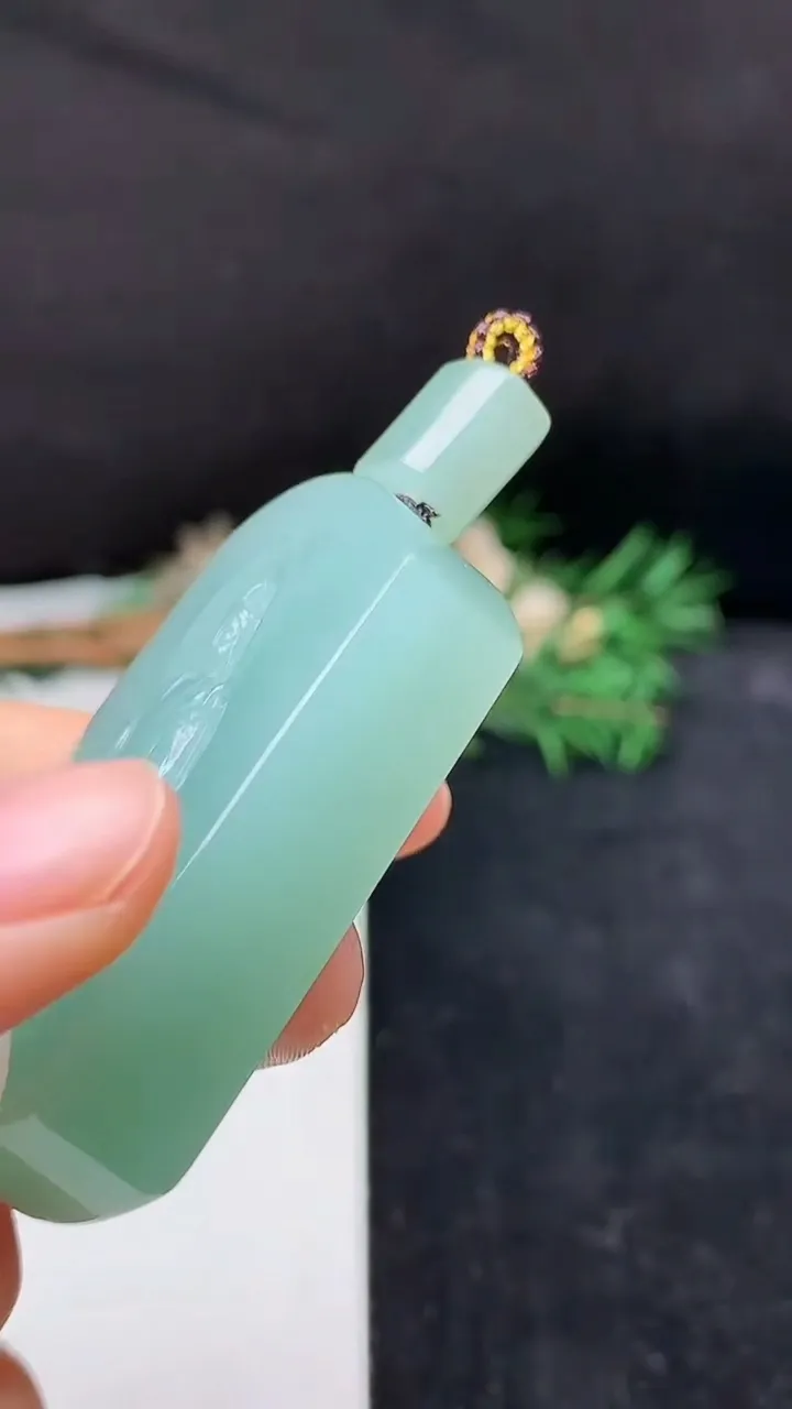 天然A货翡翠观音菩萨吊坠，尺寸53.5-36-12.7，重量:72.72g
10月18日
