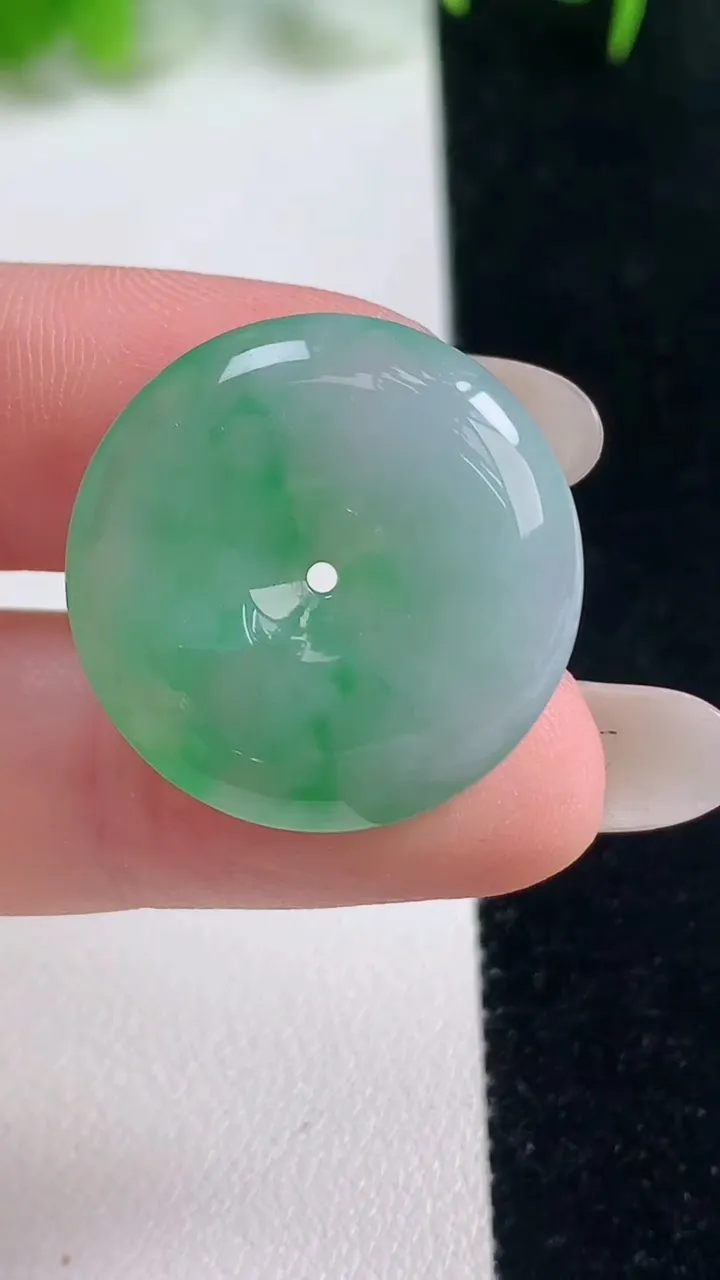 天然A货翡翠平安扣吊坠，尺寸24-5.2，重量:6.37g
10月18日