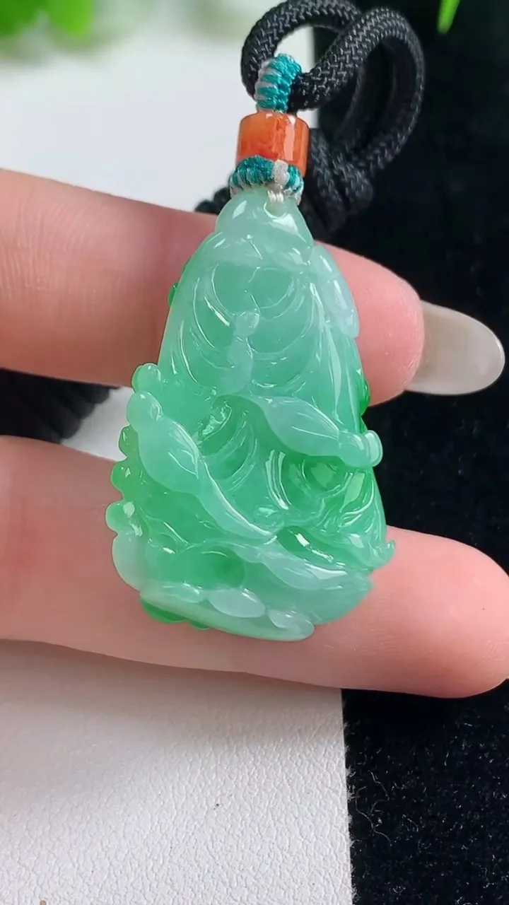 天然A货翡翠白菜吊坠，尺寸34-23-8，重量:13.40g
10月18日