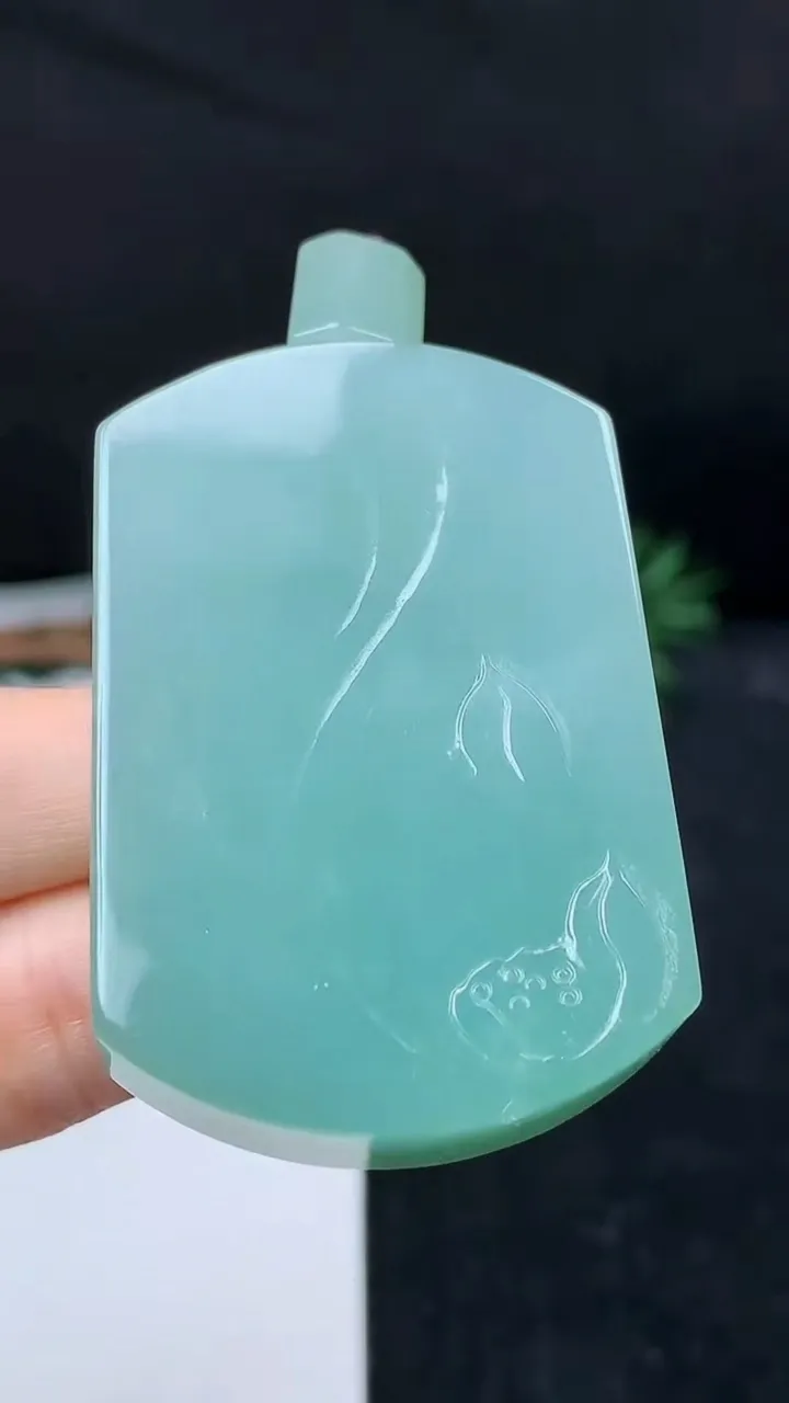 天然A货翡翠观音菩萨吊坠，尺寸53.5-36-12.7，重量:72.72g
10月18日
