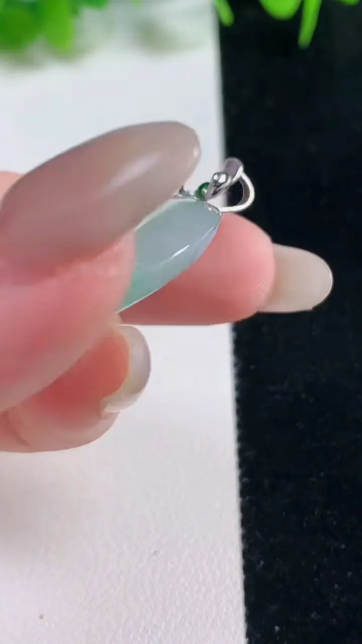 天然A货翡翠平安扣吊坠，尺寸27.6-5.3，重量:9.04g
10月18日