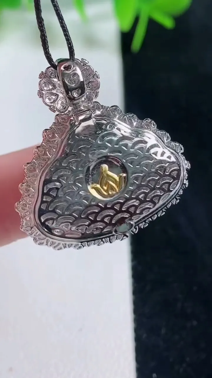 天然A货翡翠佛公吊坠，尺寸26.3-25.4-10裸石头13-19.7，重量:5.25g
10月18日