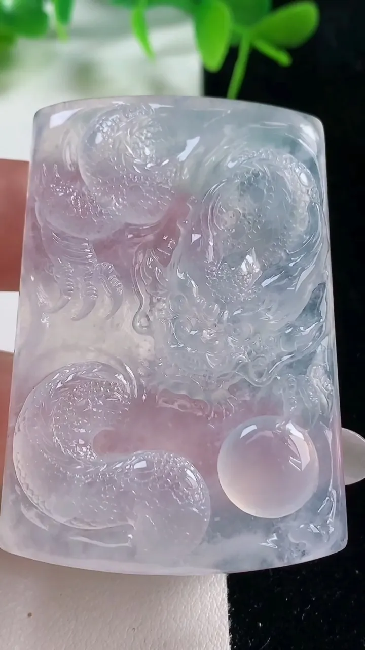 天然A货翡翠种白冰龙牌吊坠，尺寸54.2-38-5，重量:29.68g
10月18日