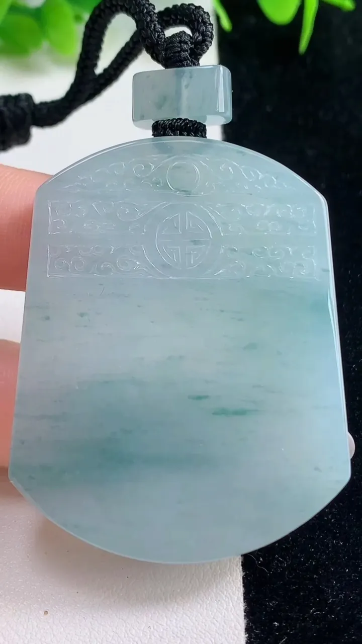 天然A货翡翠冰种飘花仿古无事牌吊坠，尺寸52.2-41.3-6，重量:41.82g
10月18日
