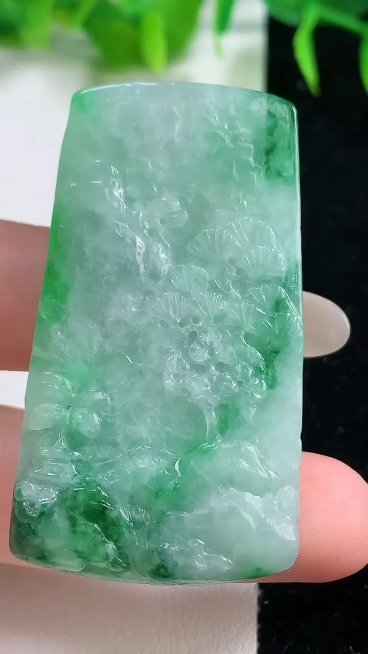 天然A货翡翠山水牌吊坠，尺寸50.3-27.5-7.7，重量:22.65g
10月18日