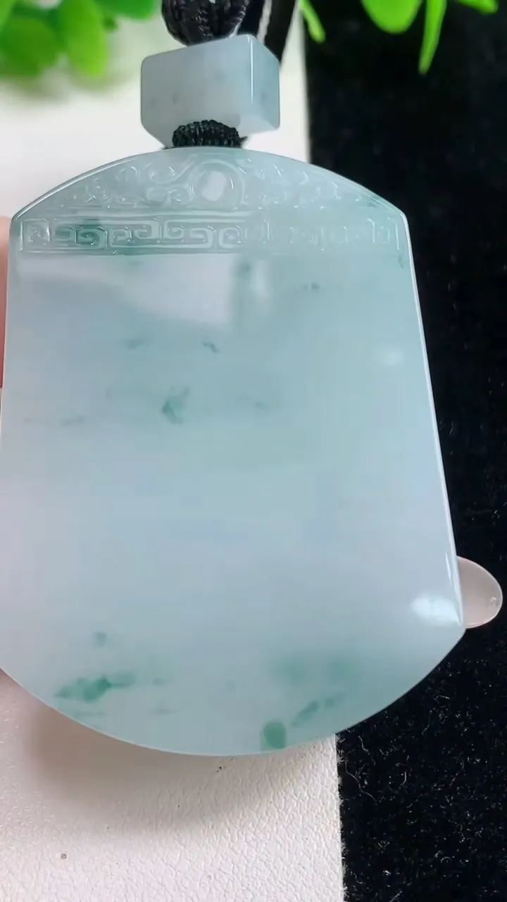 天然A货翡翠种飘花无事牌吊坠，尺寸54.4-40.7-6.5，重量:44.29g
10月18日