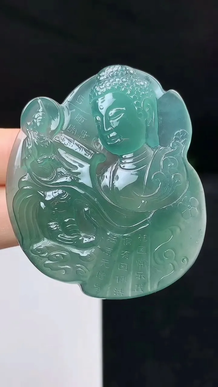 天然A货翡翠蓝水一念之间吊坠，尺寸52.8-45.4-5.4，重量:26.02g
10月18日