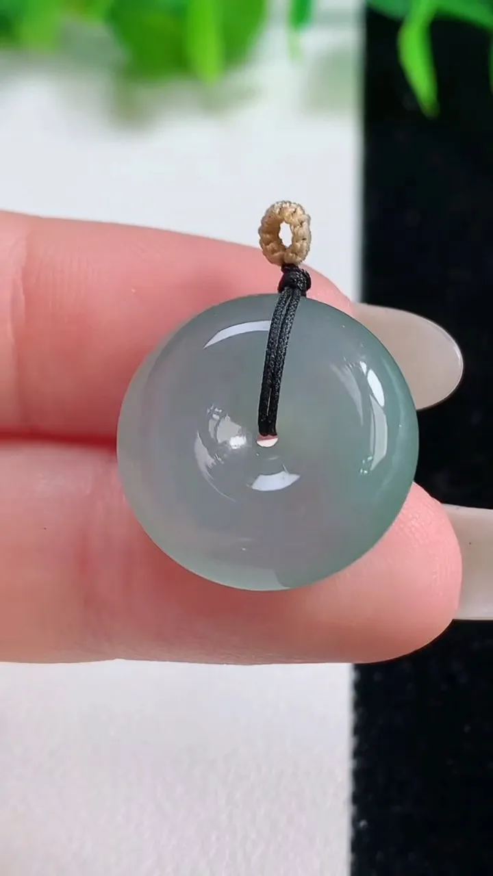 天然A货翡翠平安扣吊坠，尺寸18.8-6.7，重量:4.90g
10月18日