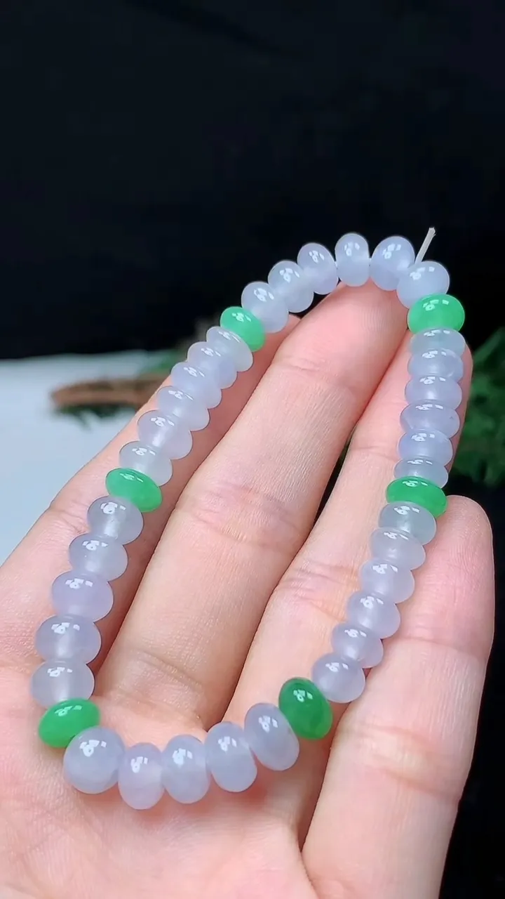 天然A货翡翠白冰算盘珠手串，尺寸7.6-5-40颗，重量:16.02g10月18日
工厂直销收藏佳品,种好水足，色泽均匀，有种有色，上手高大气！
