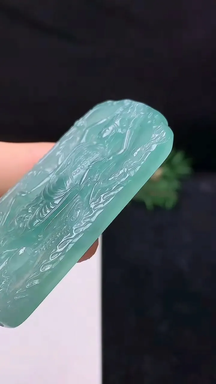 天然A货翡翠蓝水千手观音吊坠，尺寸62-37.6-6.6，重量:32.05g
10月18日