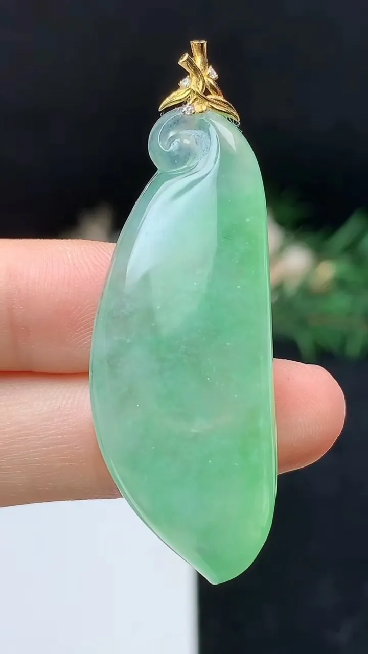 天然A货翡翠福瓜吊坠，尺寸43.8-17.9-8.6，重量:11.15g
10月18日