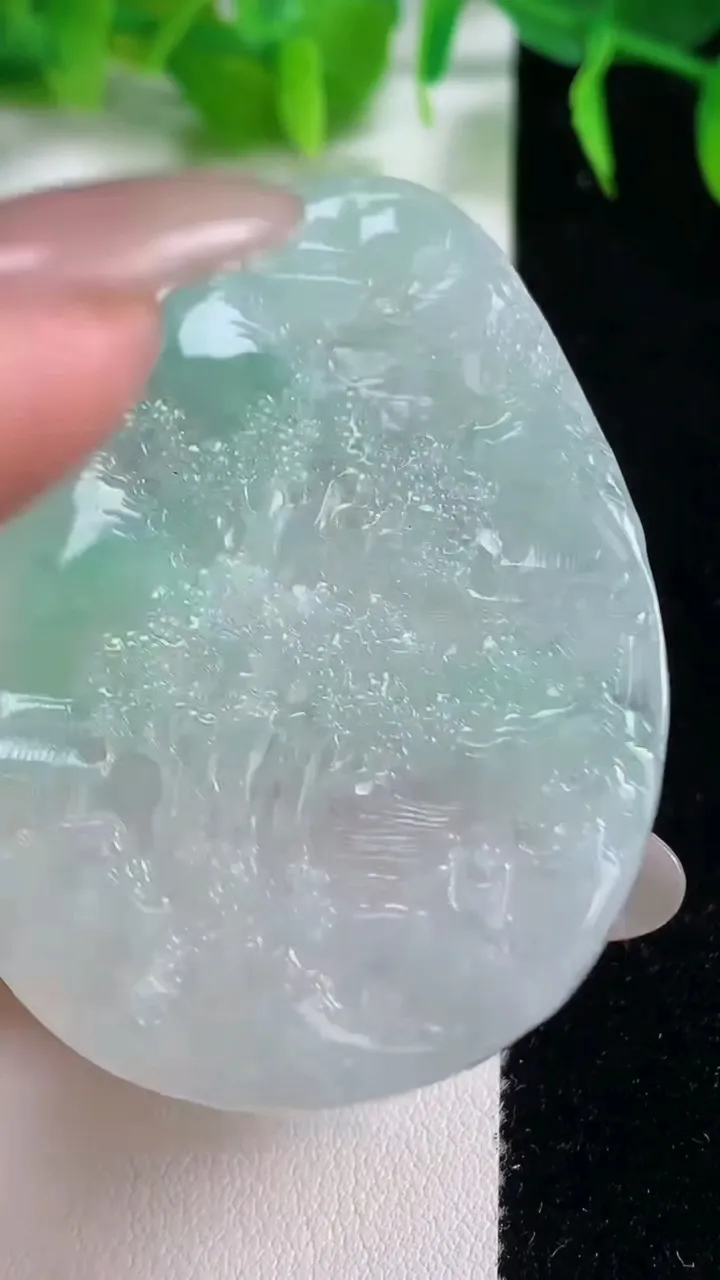 天然A货翡翠山水牌吊坠，尺寸57.5-40.2-4.8，重量:22.85g
10月18日